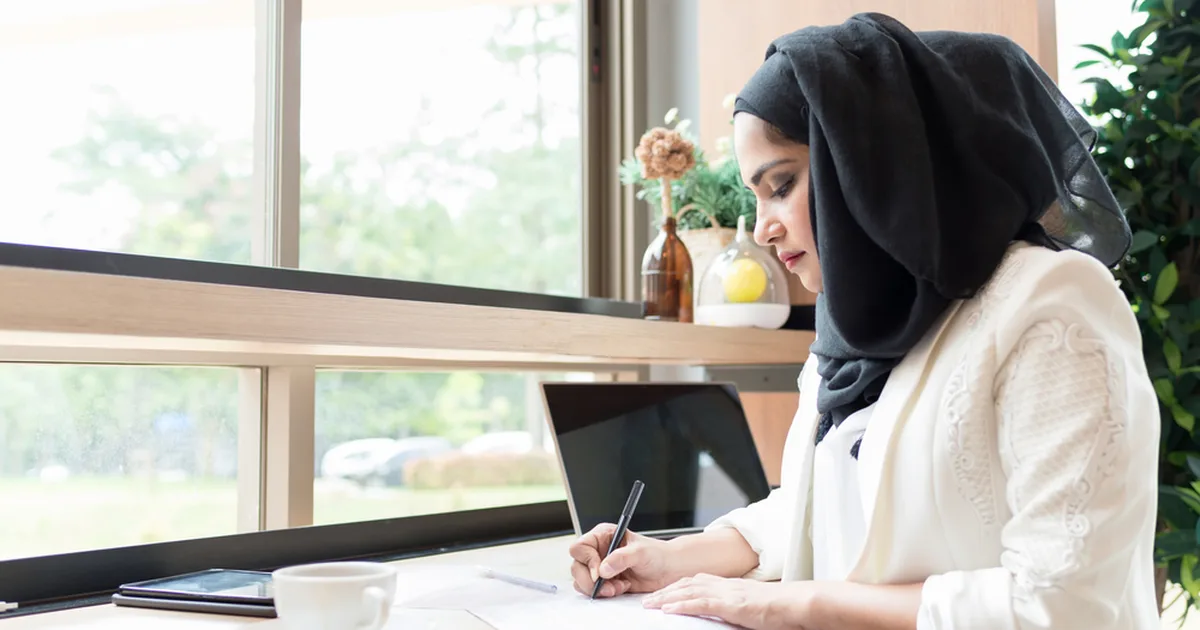 نظام العمل عن بعد في السعودية: الشروط والحقوق والأجور وكيف يُحتسب في نطاقات - صقر الجزيرة
