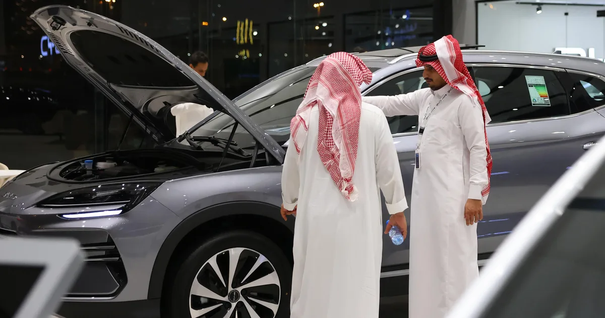 كيف تساهم السعودية في تطوير صناعة السيارات الكهربائية؟