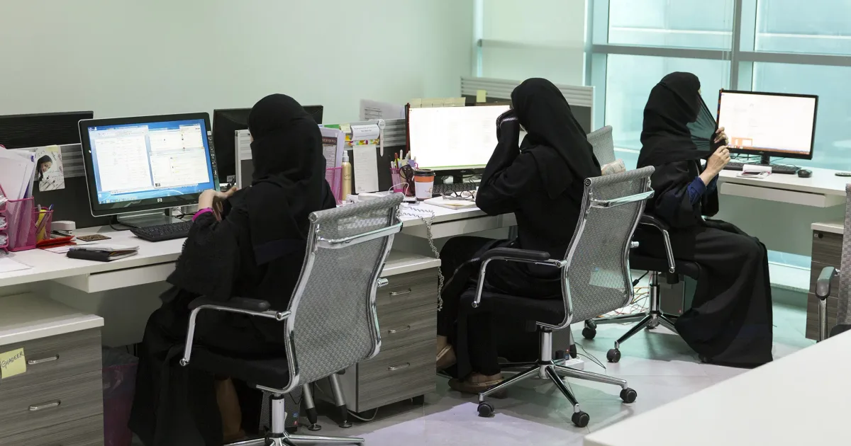 تحول دور المرأة السعودية في القوى العاملة بعد إصلاحات نظام العمل 2026: دليل شامل