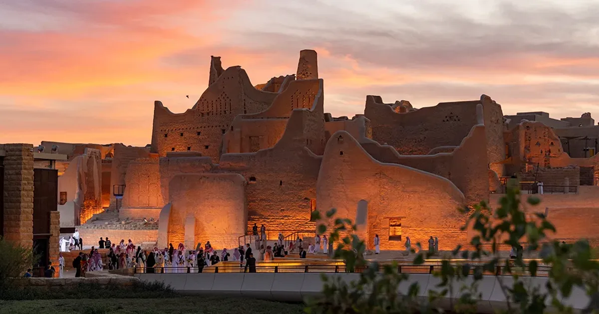 تقييم تجربة السياحة الثقافية في الدرعية التاريخية: تحليل أثر مشروع تطوير بوابة الدرعية على جذب السياح والمحتوى المحلي