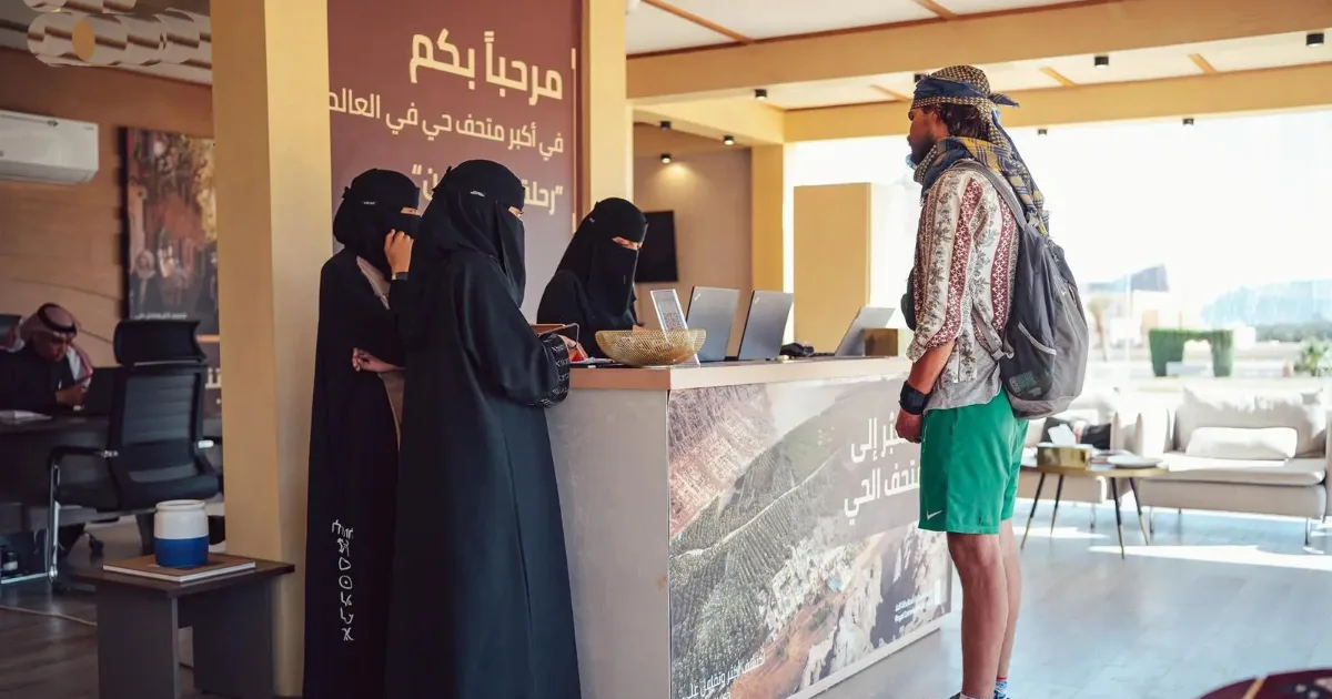 هل نجحت برامج التدريب المهني بالكفاءات في سد فجوة سوق العمل السعودي؟ تقييم قطاعي السياحة والضيافة
