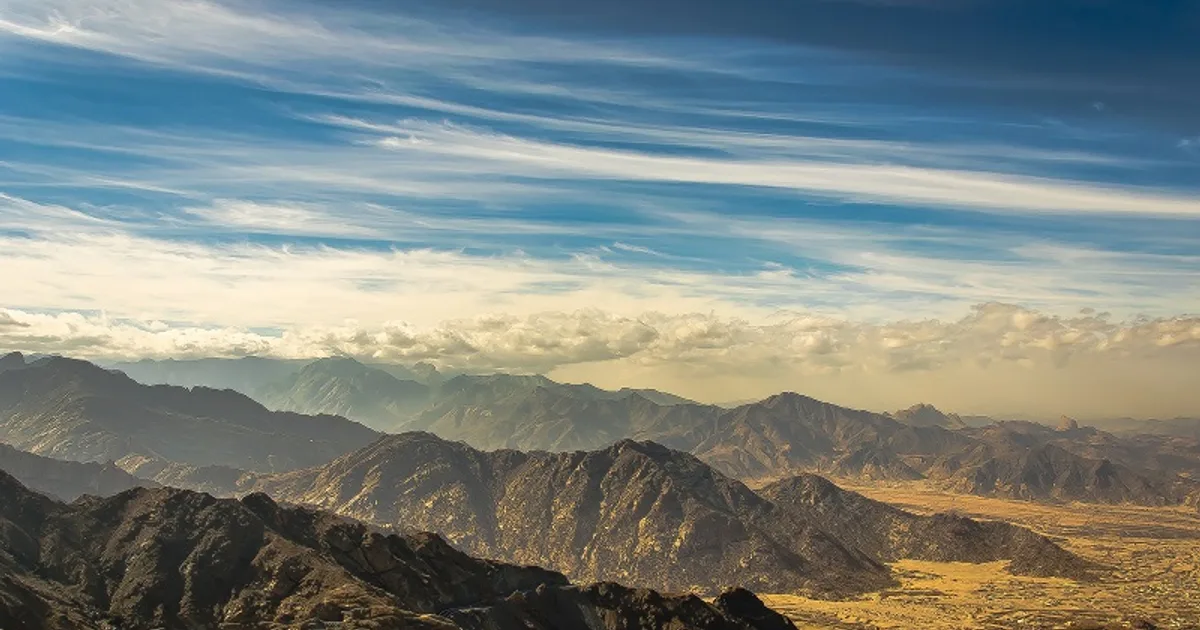 تقييم تجربة السياحة في منطقة عسير: تحليل أثر مشروع قمم السودة على جذب السياح المحليين والدوليين في موسم الصيف 2026