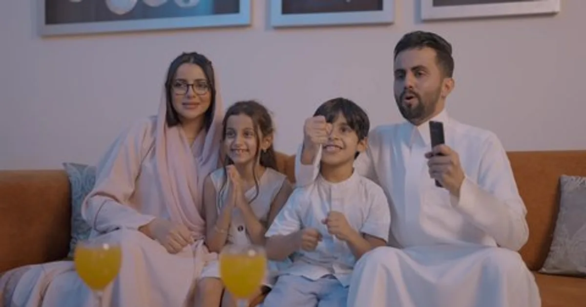 تأثير منصات الترفيه الرقمية على العادات الاجتماعية في السعودية: من العزلة الرقمية إلى أنماط جديدة من التفاعل الأسري