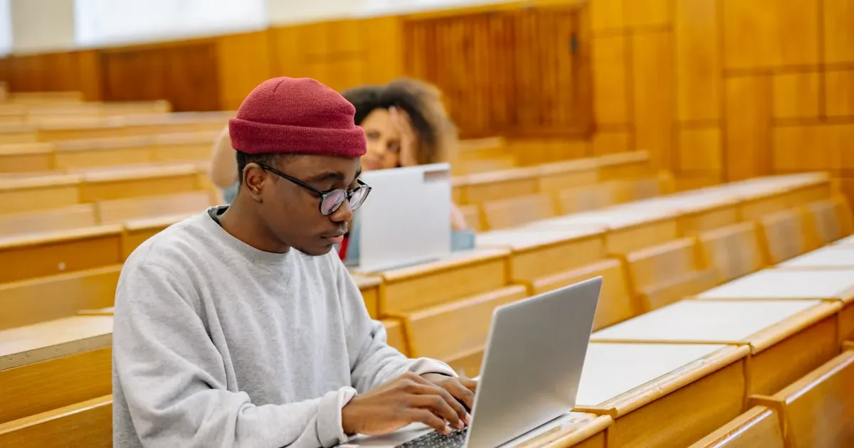 التعليم المدمج في السعودية 2026: كيف تُعيد الجامعات السعودية تعريف تجربة الطالب الجامعي - صقر الجزيرة