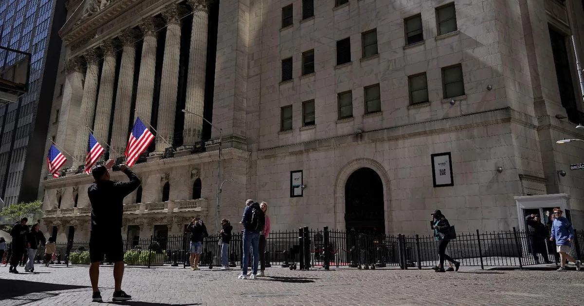 ارتفاع وول ستريت في 2026: كيف يستفيد المستثمرون البريطانيون من التحولات السوقية عبر الأطلسي - صقر الجزيرة