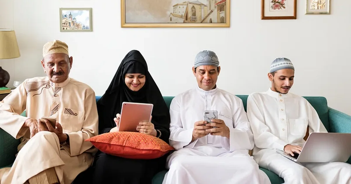 تطور مفهوم الأسرة السعودية في عصر الرقمنة: بين التقاليد والقيم الجديدة في ظل رؤية 2030