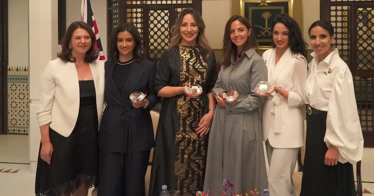 ظاهرة النوادي الأدبية النسائية في السعودية: كيف تعيد المرأة السعودية تشكيل المشهد الثقافي عبر حلقات النقاش والكتابة الإبداعية في ظل التحولات الاجتماعية - صقر الجزيرة