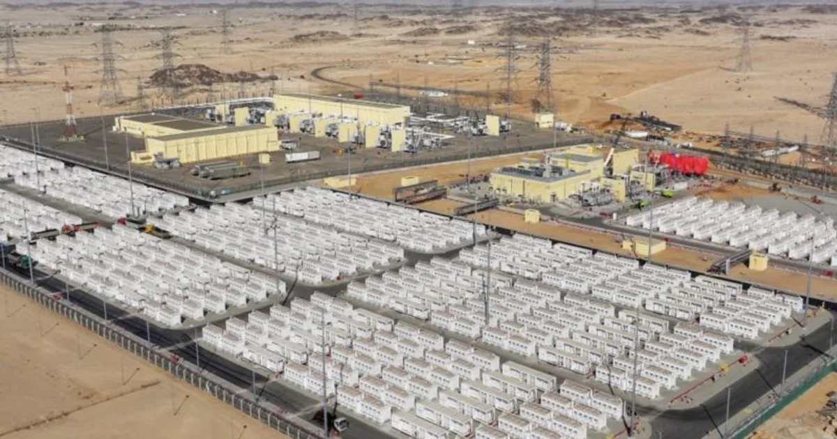 تطوير مشاريع تخزين الطاقة بالبطاريات الضخمة في السعودية: استراتيجية رؤية 2030 لتعزيز استقرار الشبكة الكهربائية ودمج مصادر الطاقة المتجددة