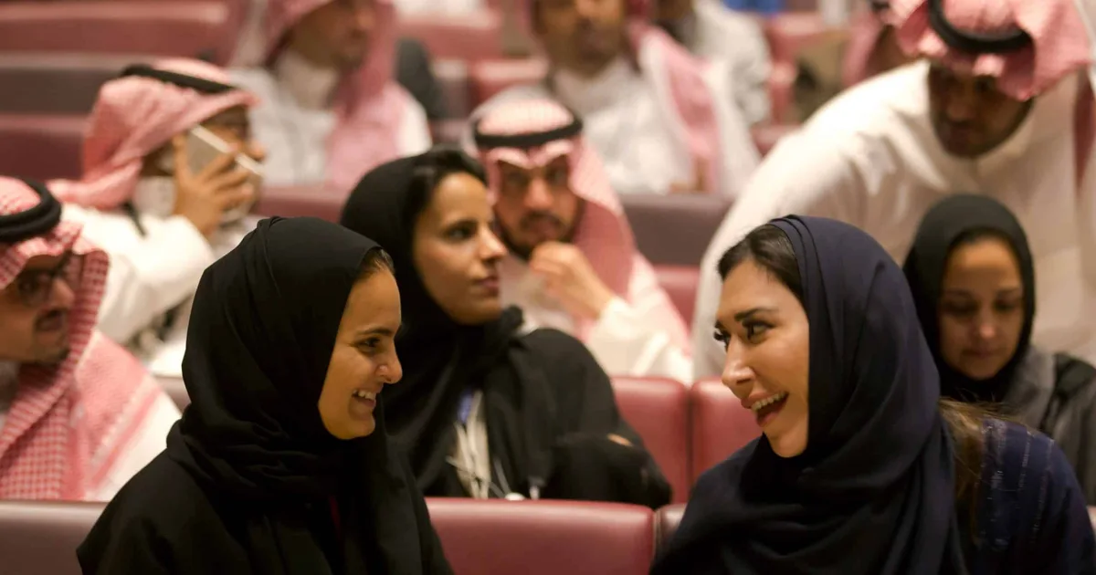 تأثير منصات التواصل الاجتماعي على الهوية الثقافية السعودية في 2026: بين العولمة والخصوصية
