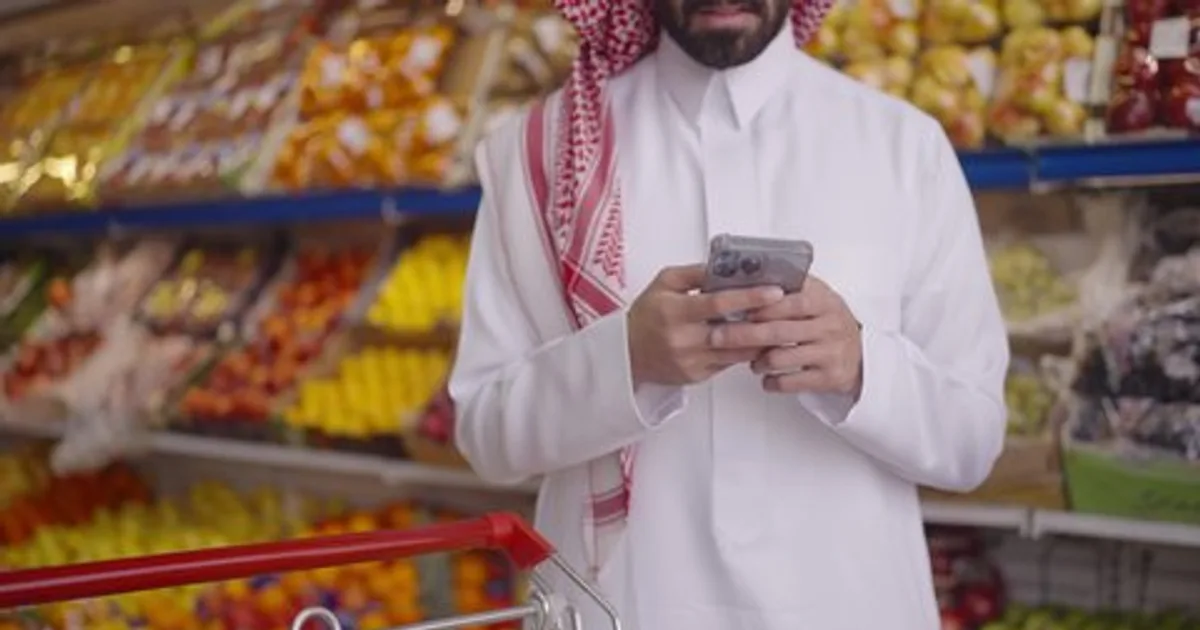 تأثير التسويق عبر المؤثرين الافتراضيين على سلوك المستهلك السعودي في 2026