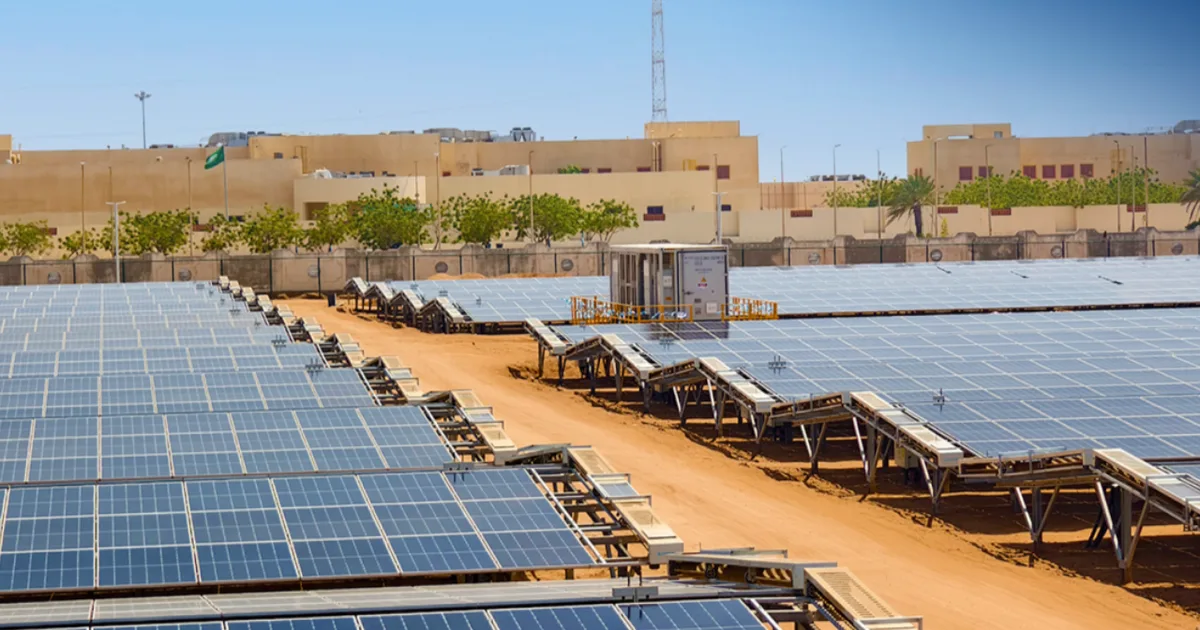 توسع مشاريع تحلية المياه بالطاقة الشمسية في السعودية: تقنيات التناضح العكسي المتطورة وتكاملها مع الشبكات الكهربائية لتعزيز الأمن المائي المستدام