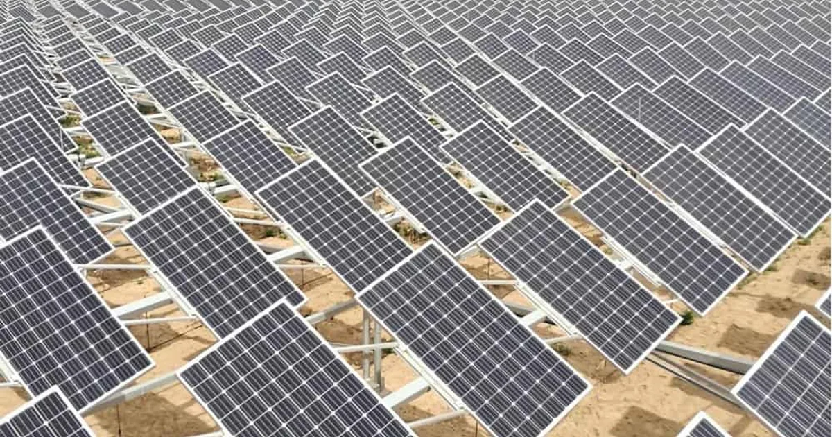 توسع السعودية في استثمارات الطاقة الشمسية الكهروضوئية: تحليل الجدوى الاقتصادية لمشاريع سكاكا ودومة الجندل وأثرها على خفض تكلفة إنتاج الكهرباء في 2026