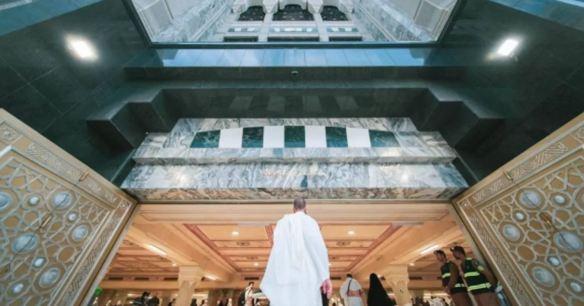 تطوير الذكاء الاصطناعي المتخصص في تحسين كفاءة الحج والعمرة: نماذج تنبؤية لإدارة الحشود وتحسين تدفق الزوار في المشاعر المقدسة