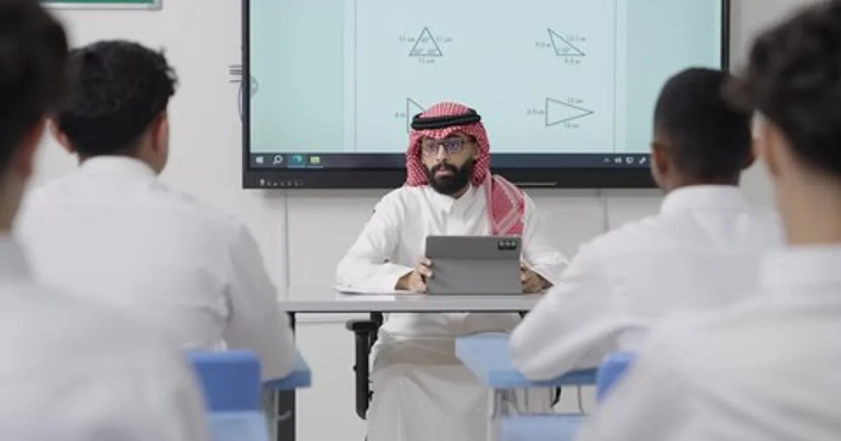 توسع برامج التعلم المستمر والتعليم المهني للكبار في السعودية: كيف تحول رؤية 2030 مؤسسات التعليم والتدريب لتقديم دورات مرنة في المهارات الرقمية والإدارية لمواكبة تحولات سوق العمل
