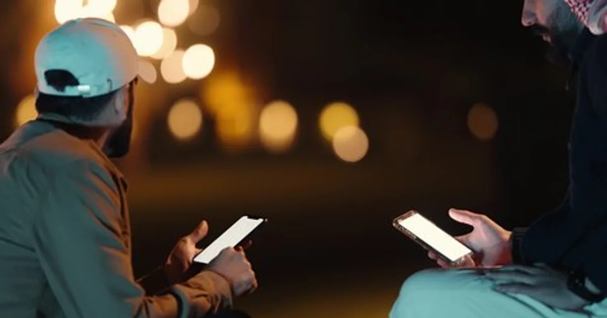استراتيجيات التسويق الرقمي في السعودية: كيف تستهدف العلامات التجارية جيل الشباب عبر التواصل الاجتماعي والتجارة الإلكترونية