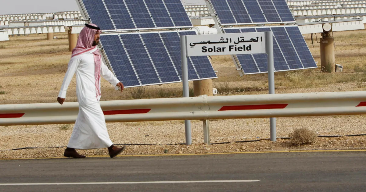 السعودية تطلق أول شبكة طرق سريعة مزودة بألواح شمسية لتوليد الكهرباء وتقليل الانبعاثات — دليل شامل 2026