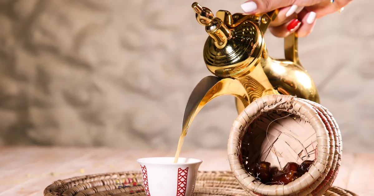 ظاهرة تزايد المقاهي المتخصصة في تقديم القهوة السعودية الأصيلة: إحياء للتراث ومواجهة للعولمة الثقافية
