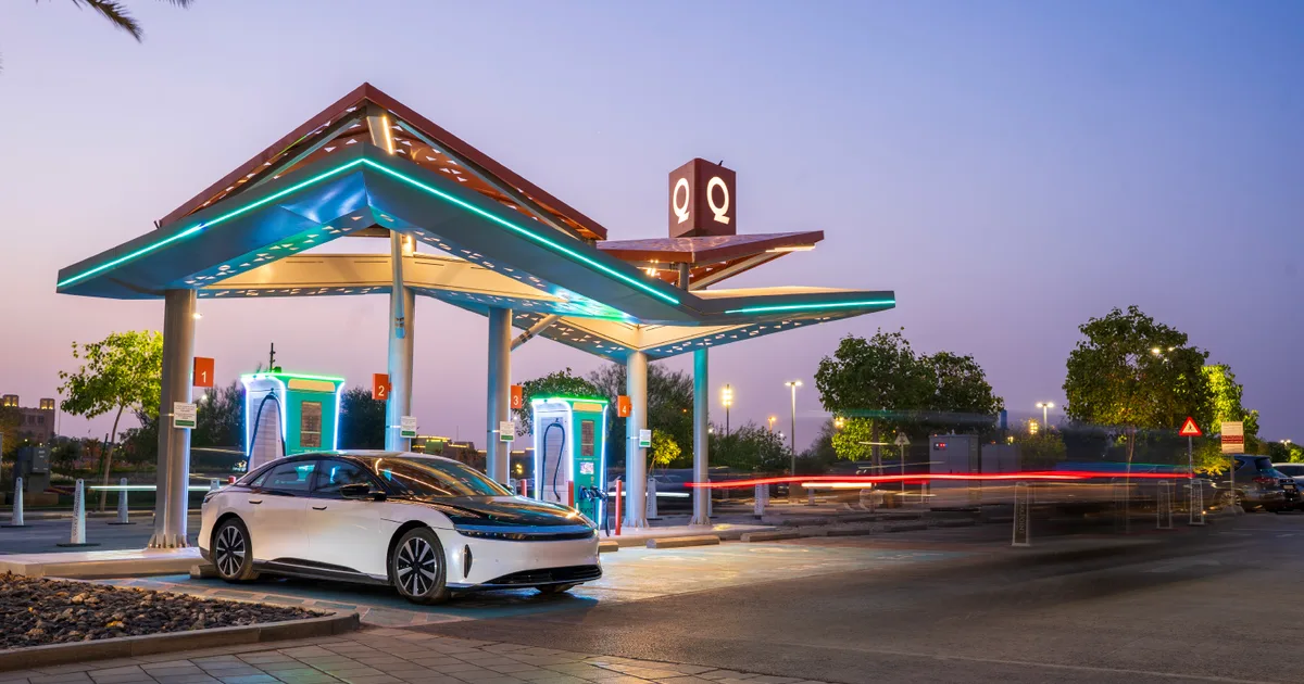 توسع الاستثمارات السعودية في صناعة السيارات الكهربائية وتطوير البنية التحتية للشحن: تحول استراتيجي نحو ريادة السوق الإقليمية بحلول 2030