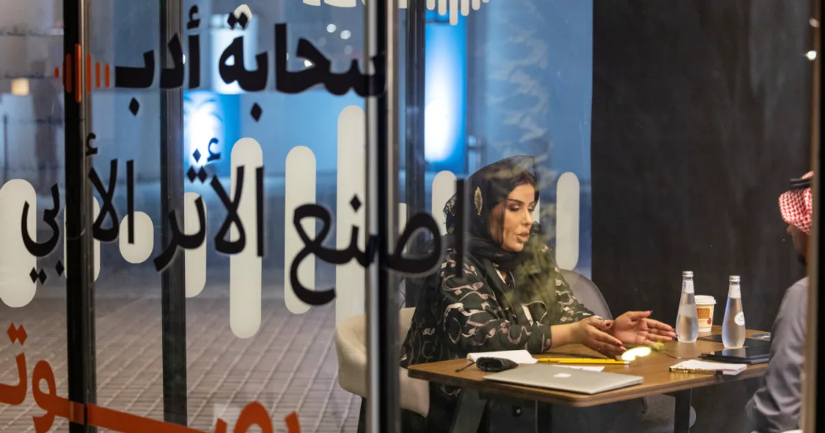 ظاهرة المقاهي الأدبية النسائية في السعودية: فضاءات ثقافية تعيد تشكيل المشهد الاجتماعي وتدفع الإبداع النسوي