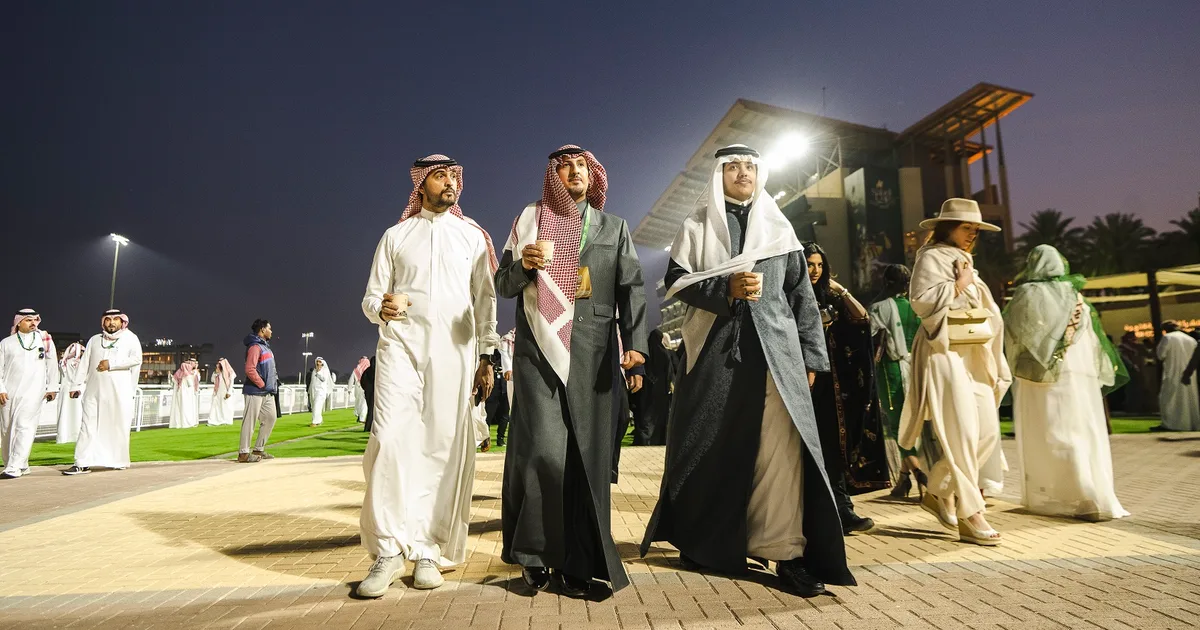 تأثير منصات التواصل الاجتماعي على الهوية الثقافية السعودية: بين العولمة والتقاليد في 2026
