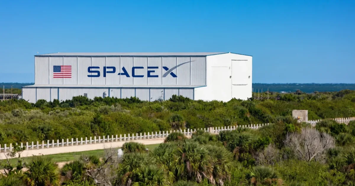 صندوق الاستثمارات العامة يستحوذ على حصة في SpaceX: تداعيات على قطاع الفضاء السعودي