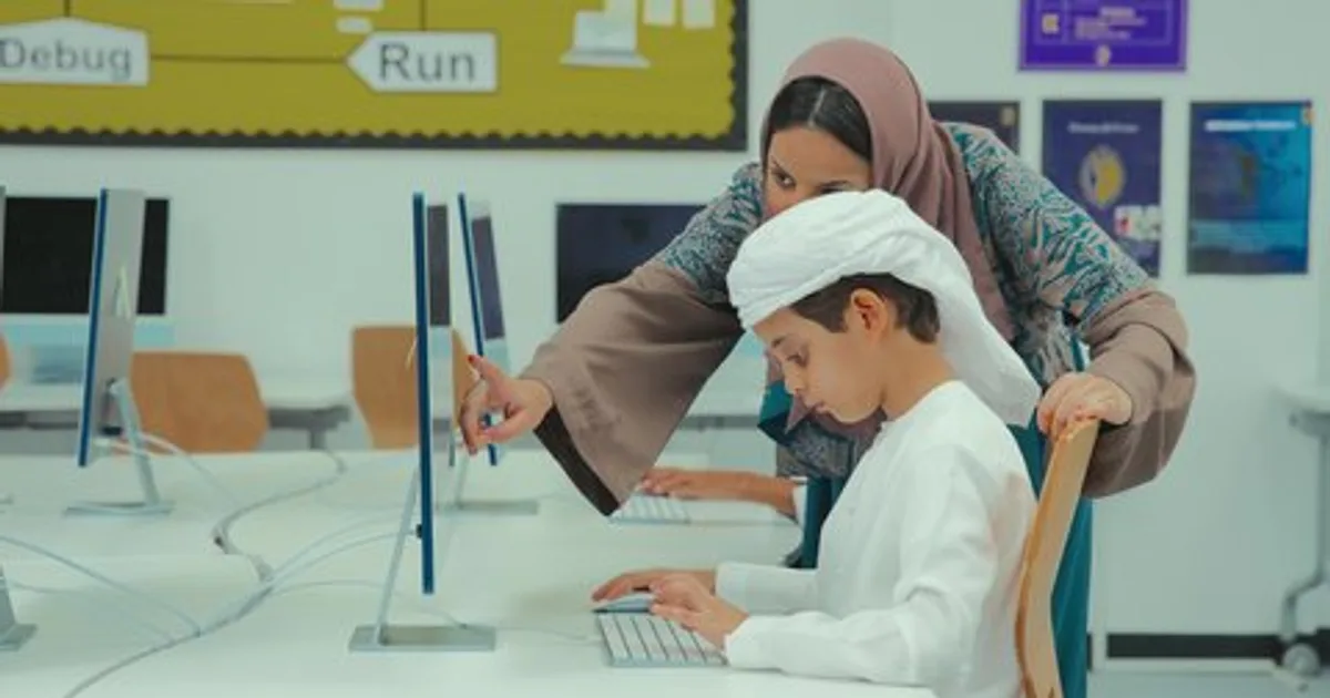 تطوير المناهج السعودية لسوق العمل 2030: المهارات الرقمية واللغات