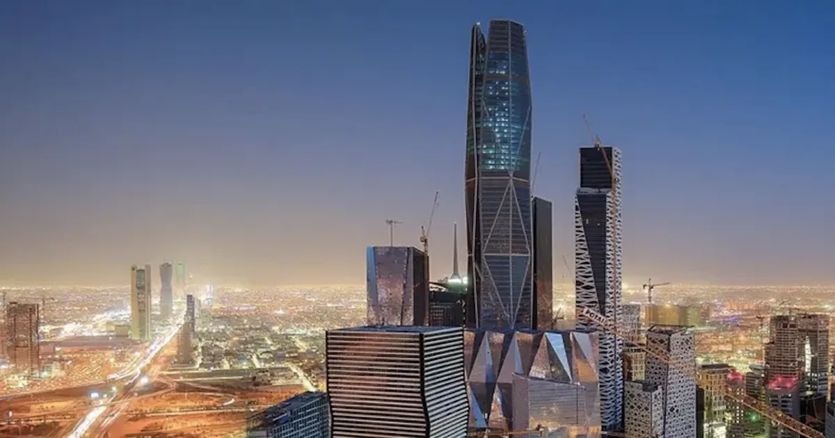 صندوق الاستثمارات العامة السعودي يستحوذ على حصة في طيران آسيا: نقلة نوعية في المنافسة العالمية 2026