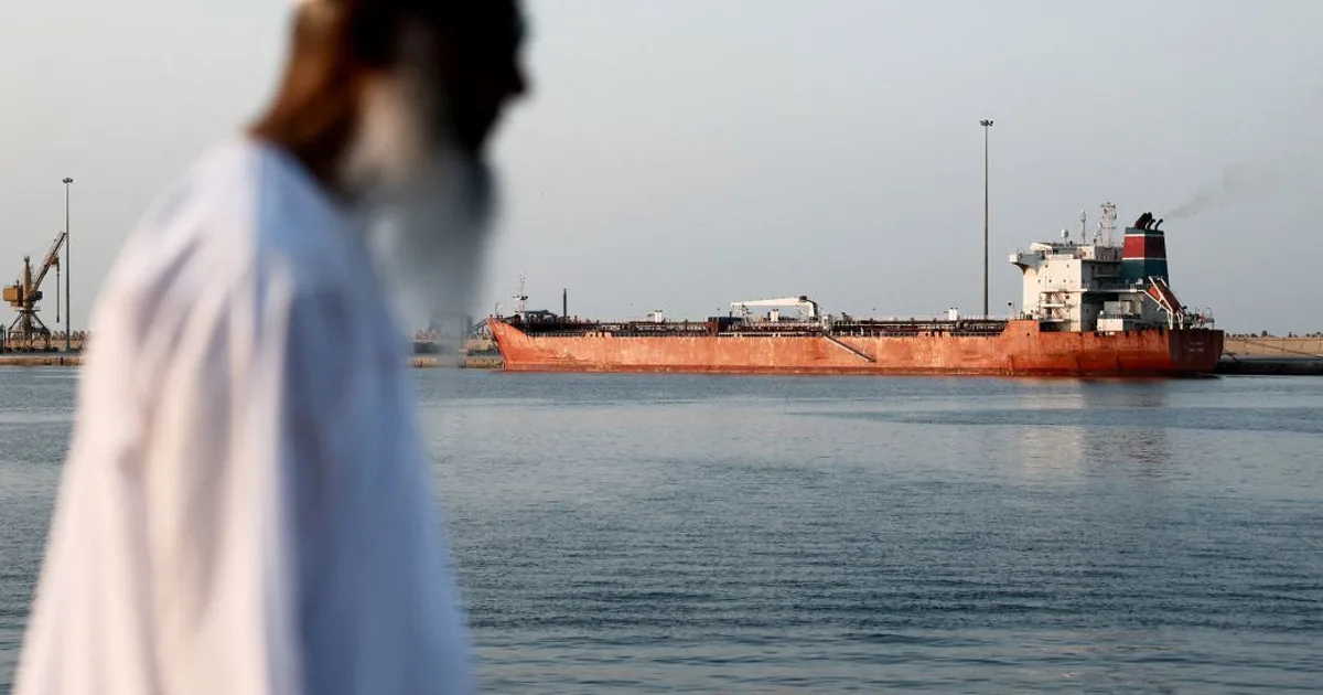 خريطة الخليج العربي تظهر مضيق هرمز مع أسهم تمثل تدفق النفط وأيقونات للنفط والطاقة المتجددة