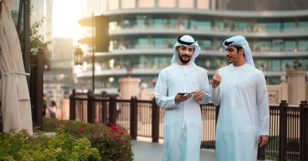 تأثير الترندات العالمية على الهوية السعودية: تحولات الموضة والموسيقى والطعام بين العولمة والأصالة
