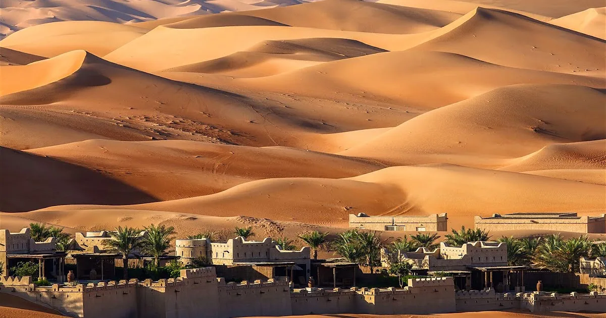 السياحة الصحراوية في السعودية: تقييم تجربة المنتجعات الفاخرة في الربع الخالي وأثرها على البيئة والتراث