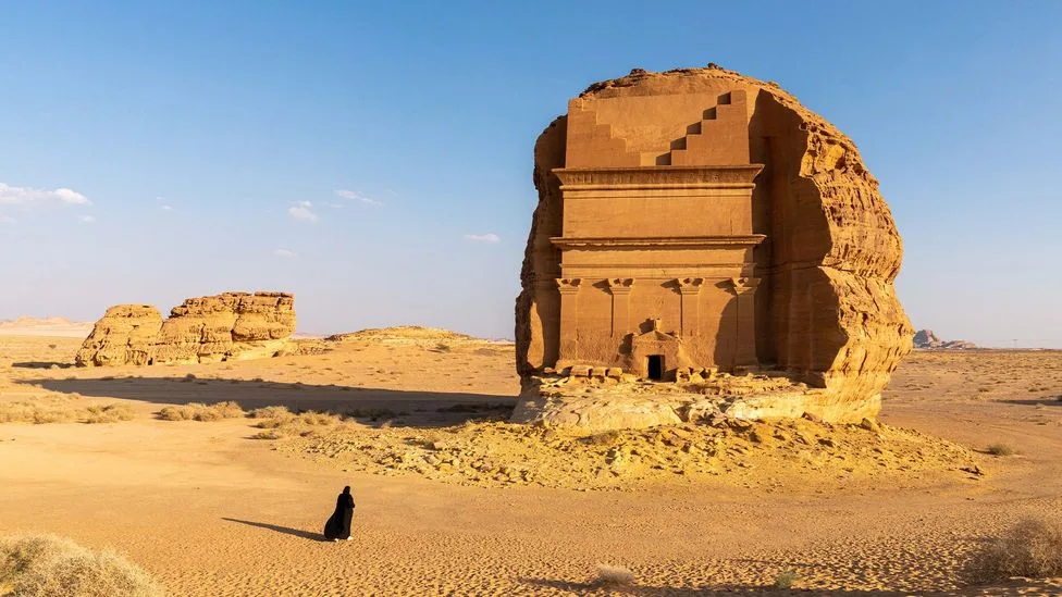 لماذا تعتبر العلا وجهة سياحية فريدة؟