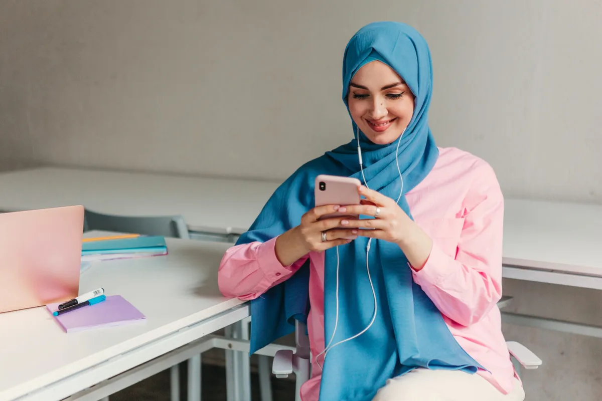 لماذا أصبح تيك توك منصة رئيسية للتسويق عبر المؤثرين في السعودية؟