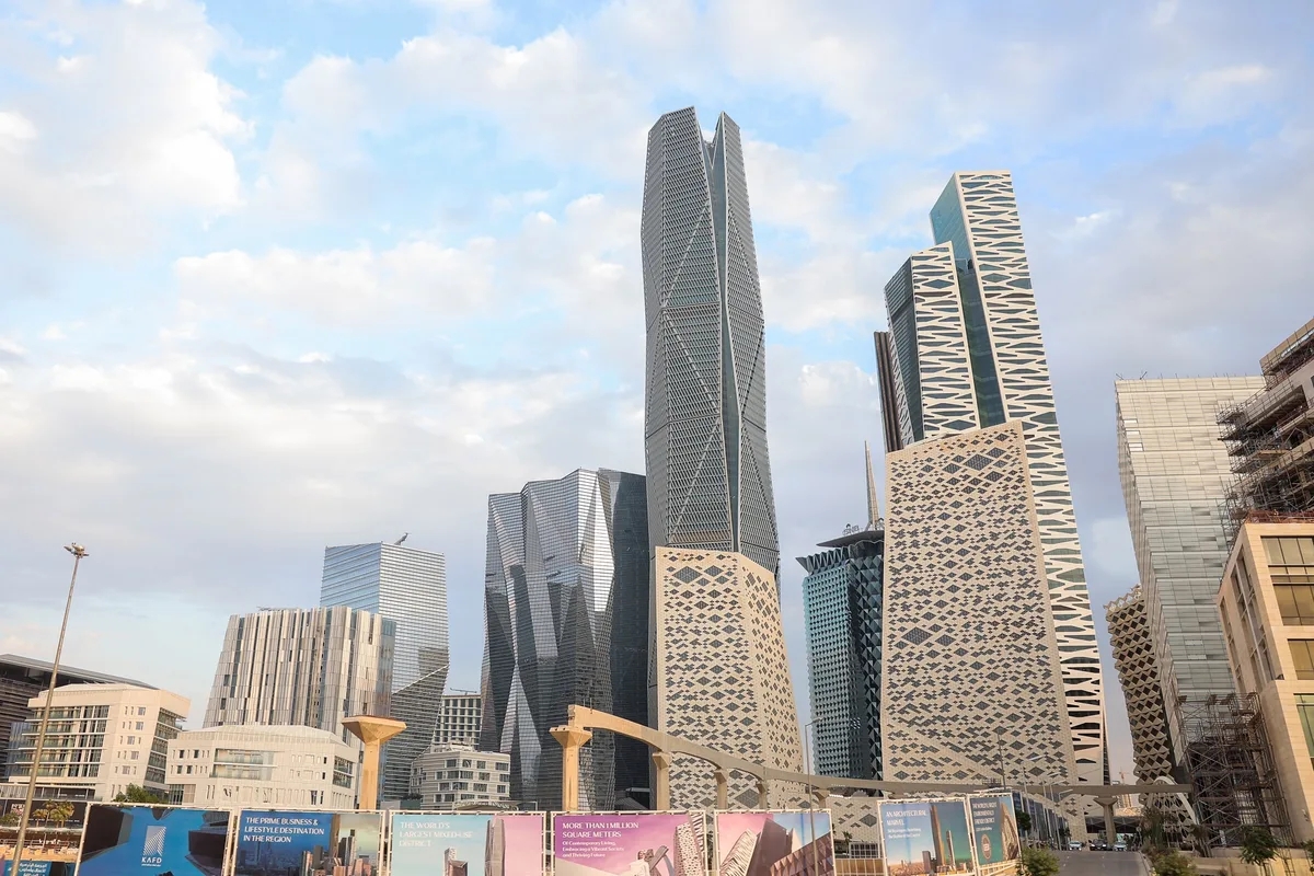 كيف تمول هذه الاستثمارات الضخمة؟
