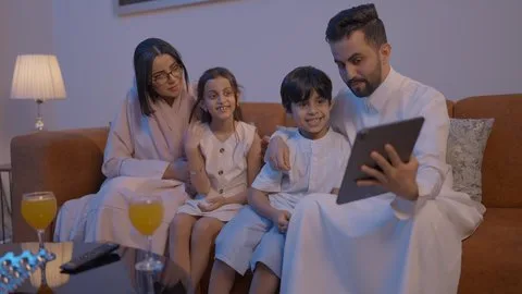 كيف تؤثر هذه المنصات على القيم الاجتماعية لدى الشباب السعودي؟