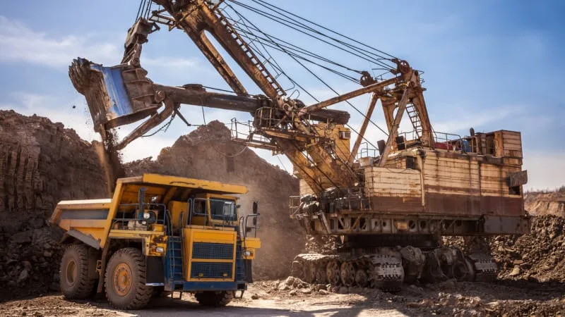 ما هي استراتيجية صندوق الاستثمارات العامة في قطاع التعدين العالمي؟