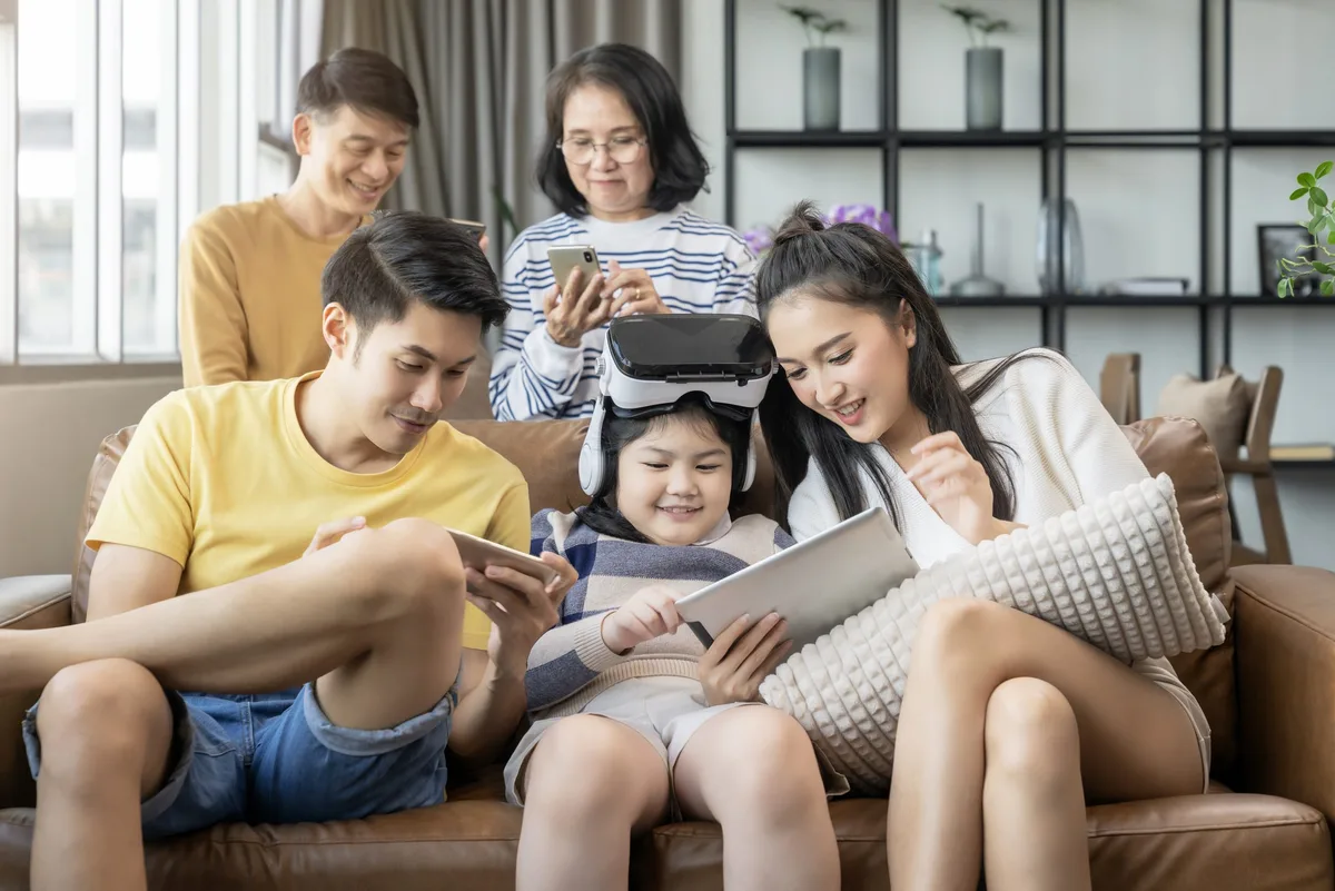 ما هي أبرز التغيرات التي أحدثتها منصات التواصل الاجتماعي في العلاقات الأسرية السعودية؟