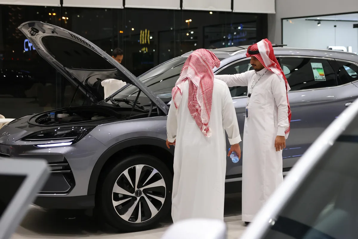 كيف تساهم الشراكات بين المؤسسة العامة للتدريب التقني والمهني وشركات السيارات العالمية في تطوير هذه البرامج؟