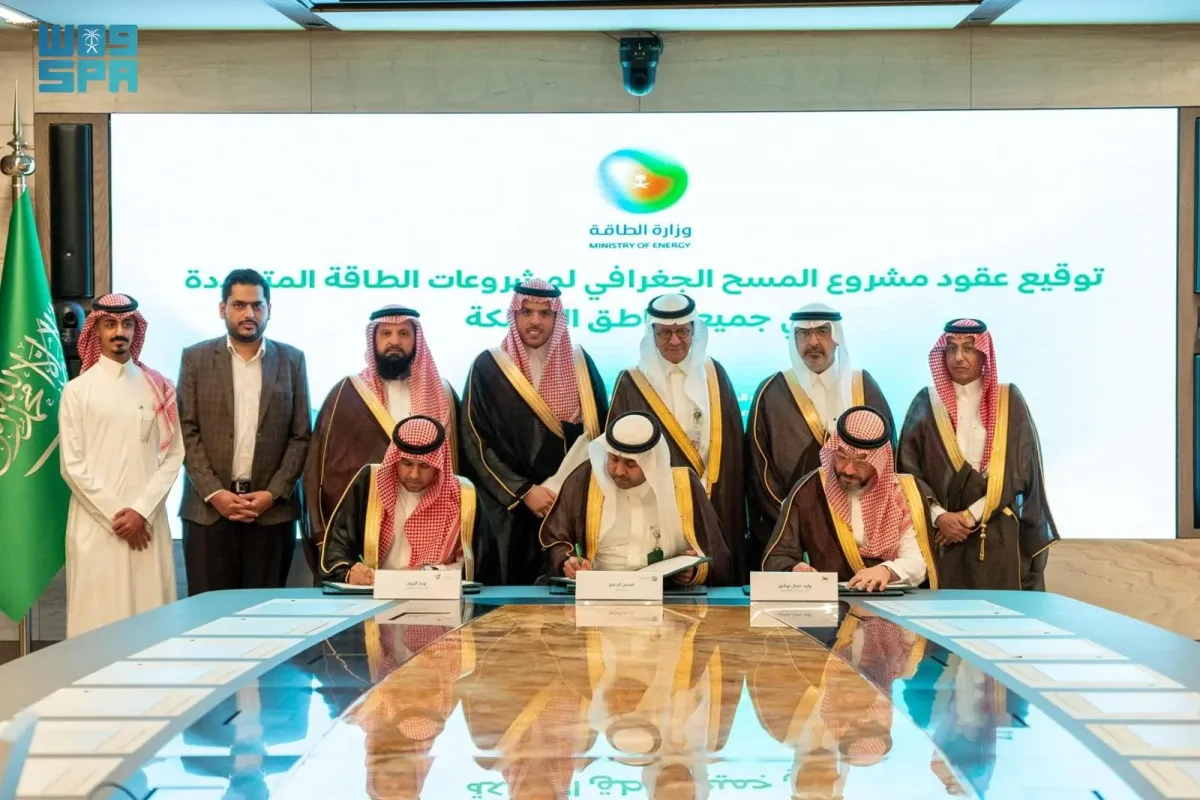 ما هي أهمية تطوير برامج التعليم والتدريب المهني في قطاع الطاقة المتجددة بالسعودية؟