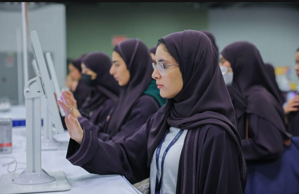 ما هي التخصصات الناشئة التي تقدمها الجامعات السعودية؟