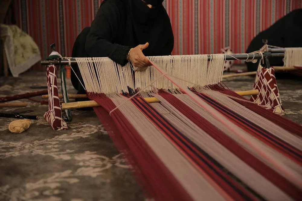 ما هي الحرف اليدوية السعودية التي يشهدها الشباب؟