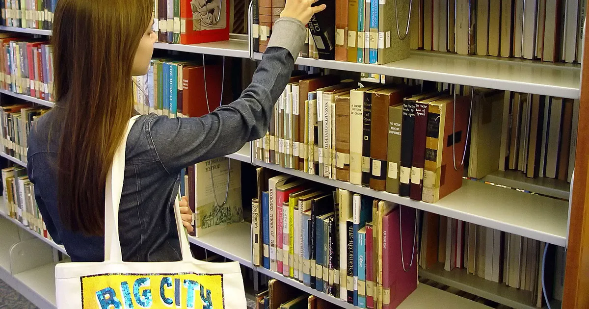 ما هي مقاهي الكتب والمكتبات الثقافية وكيف تختلف عن المكتبات التقليدية؟